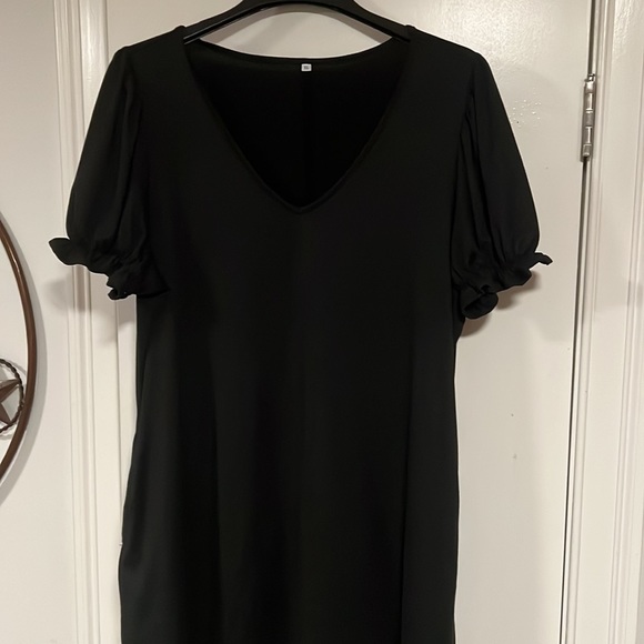Casual V-neck black midi black dress with puffy sleeves and pockets! Size XL. - Picture 5 of 7